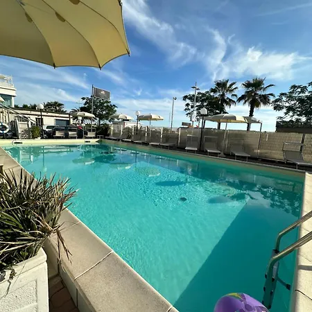 Tropic - Fronte Mare 3* Риччоне
